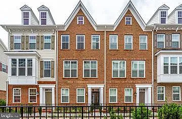 612 Totten Pl NE — Photo 1