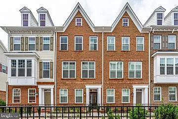 612 Totten Pl NE Photo 1