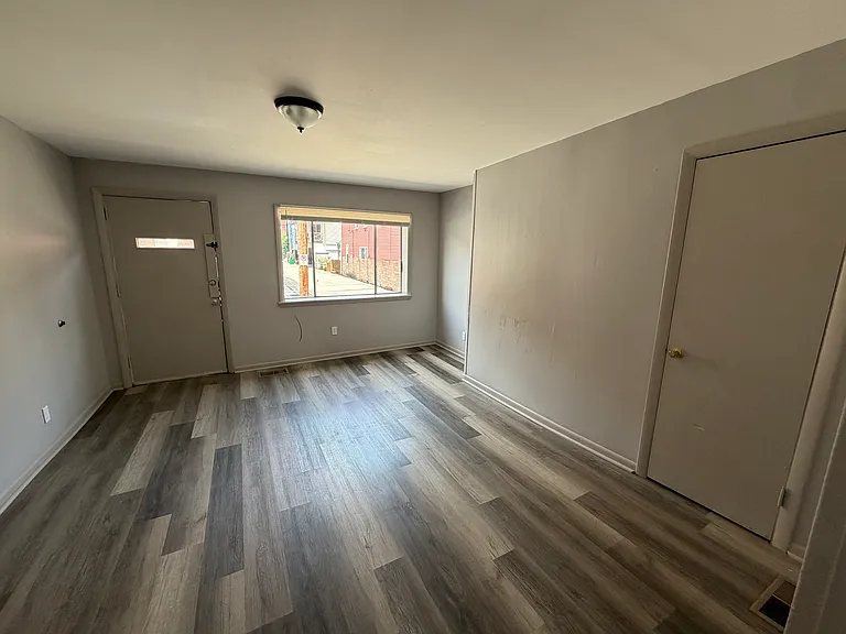 909 Clay St — Photo 3