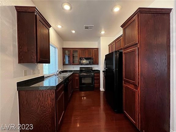 5th image of 8218 Golden Flowers St