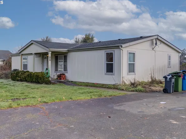 1637 W Hayes St, Woodburn, OR 97071