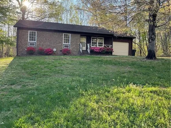 1055 Brookridge Dr, Walnut Cove, NC 27052