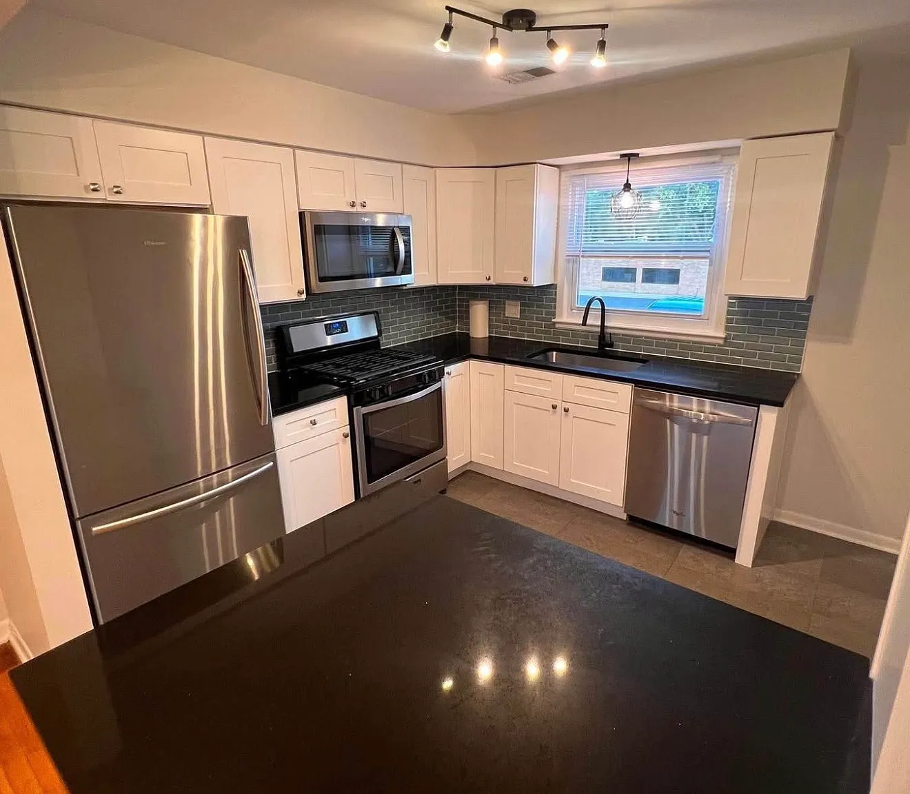2 bed, 900 sqft, $1,950 — Photo 2