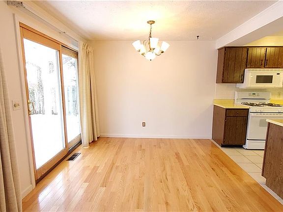 4th image of 66 Springwood Dr