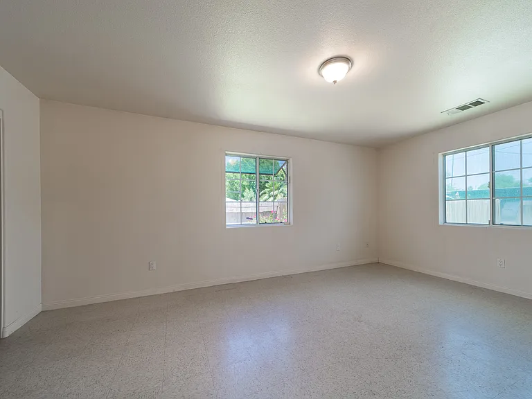 730 Pine Ave — Photo 6