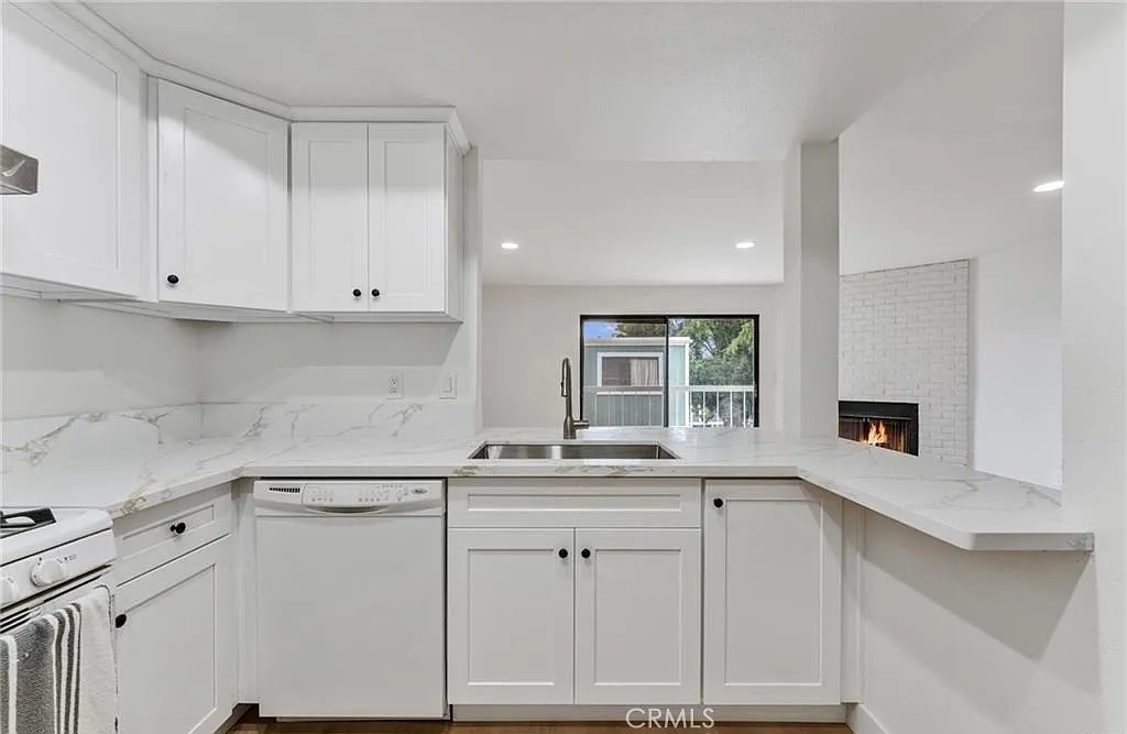 3 bed, 1412 sqft, $3,580 — Photo 4