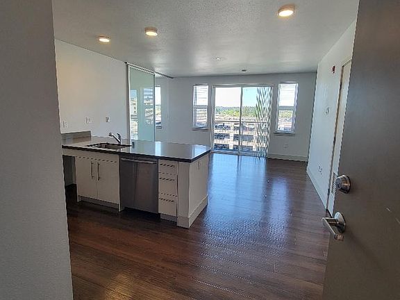 2nd image of 606 Burwell St APT 401