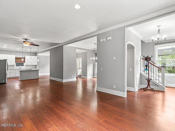 5th image of 423 WALNUT Court