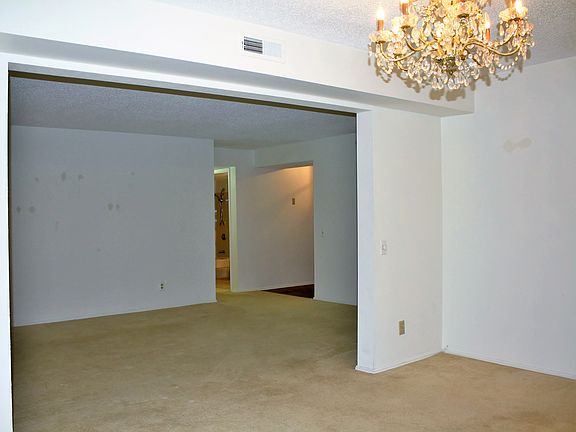 3rd image of 508 Coeur De Royale #201