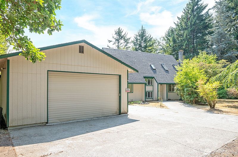 4th image of 5724 Puget Beach Road NE