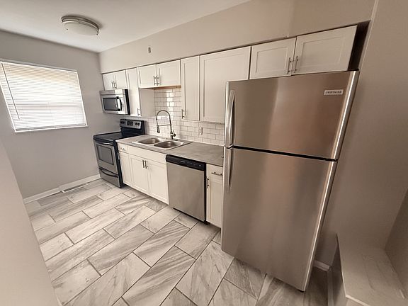 3rd image of 725 S Grand Ave APT 1