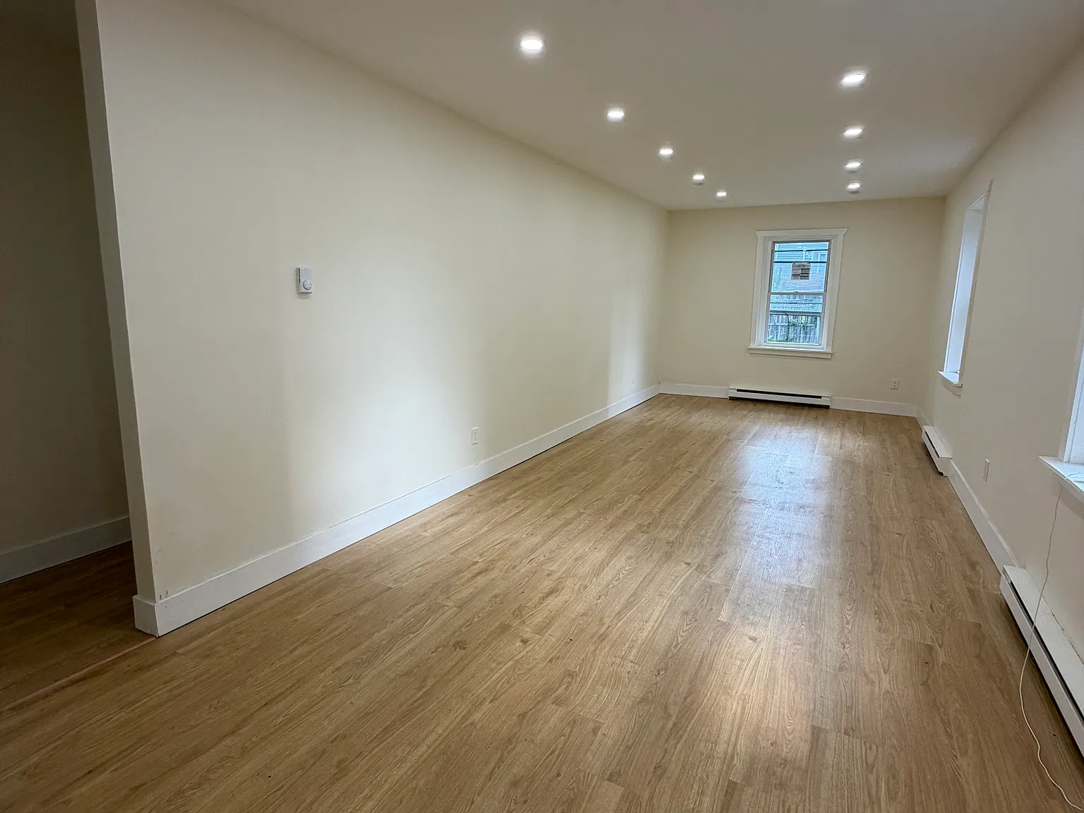 1 bed, 1100 sqft, $1,300 — Photo 4