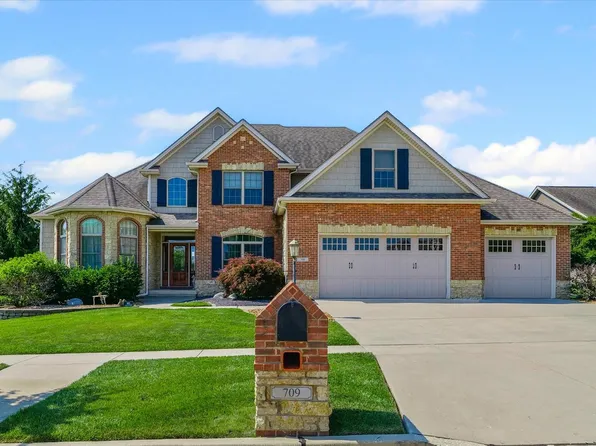 709 Lake Falls Blvd, Savoy, IL 61874