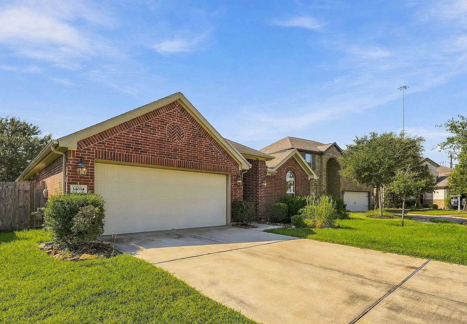 4 bed, 2.0 bath, 2140 sqft, $2,345 — Photo 2