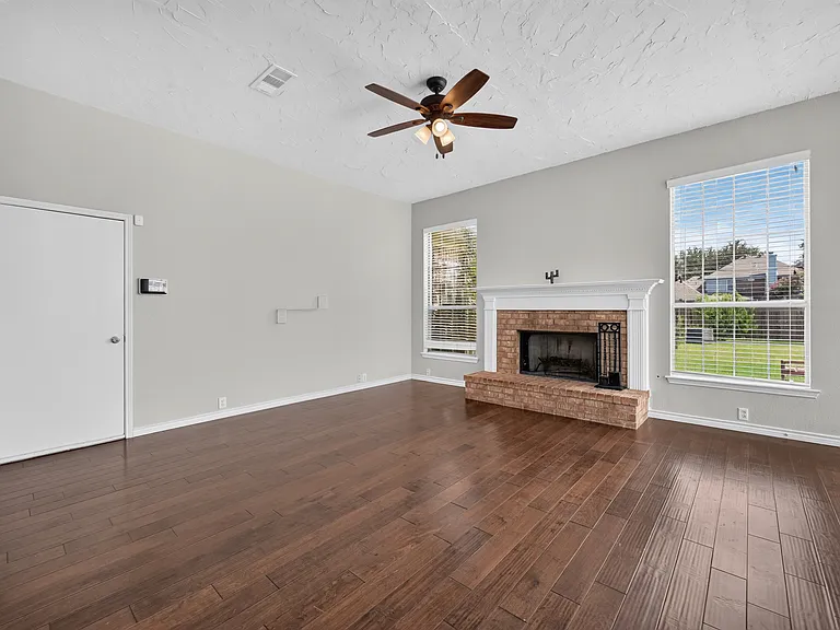423 Halifax Dr — Photo 9