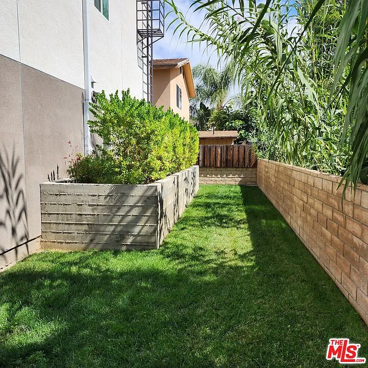 3 bed, 3.0 bath, 1500 sqft, $4,330 — Photo 2
