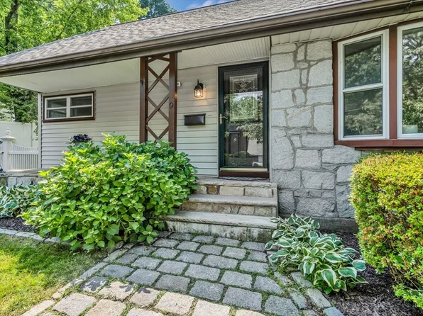 9 University Dr, Natick, MA 01760