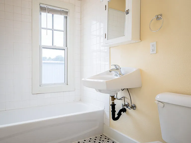 Mississippi Court | Bathroom