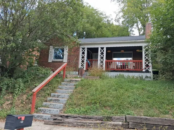 135 S Washington Ave, Pulaski, VA 24301