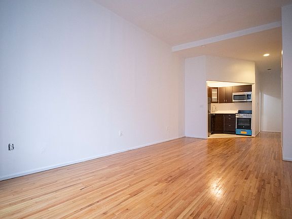 3rd image of 220 W 14th St #B4