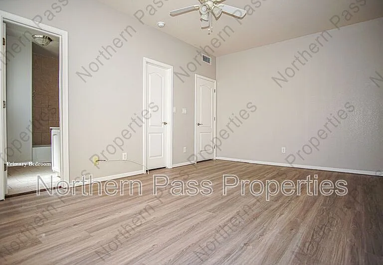 528 Green Village Ct #B — Photo 14