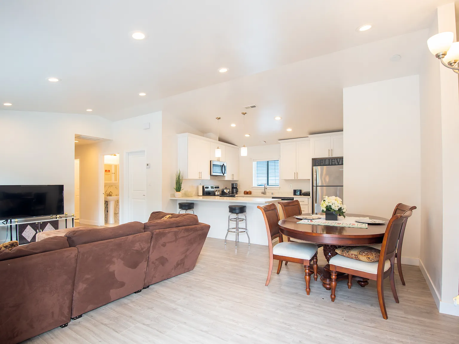 6 bed, 2200 sqft, $8,400 — Photo 1