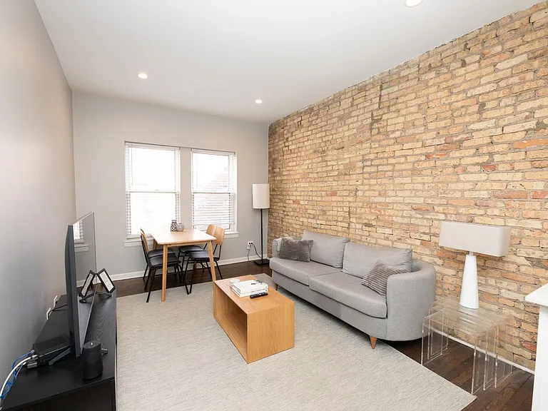 853GA W Barry Ave — Photo 17