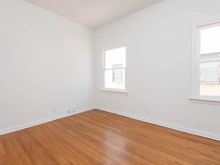 417 1/2 N Genesee Ave — Photo 15