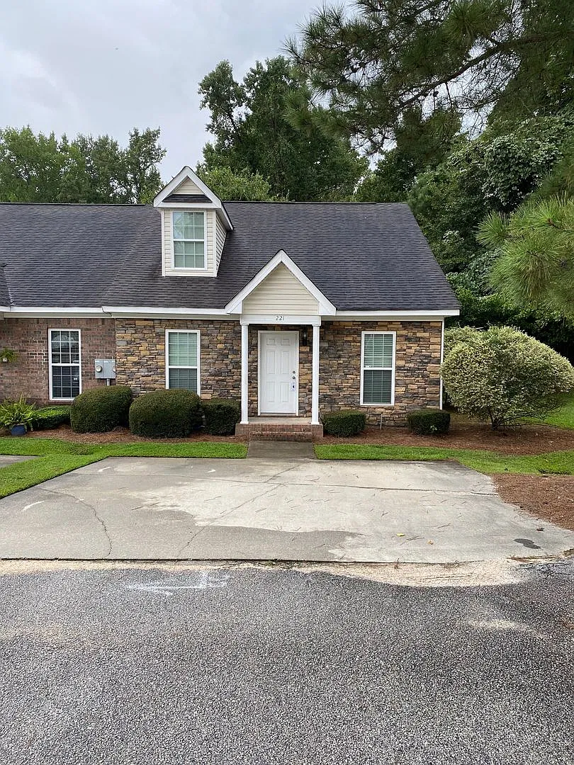 Available Soon 3 bedroom 3 bathroom end unit in Reed Creek Villa — Photo 3