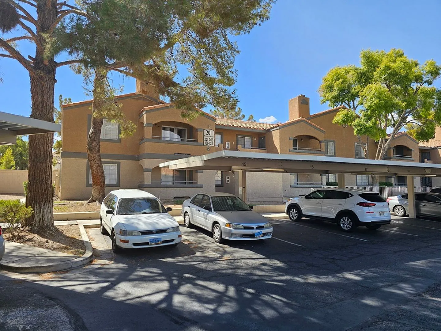Truly Amazing 2nd floor unit. — Photo 2