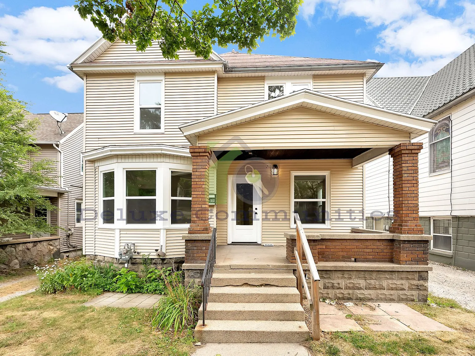 606 Lafayette Ave NE — Photo 1