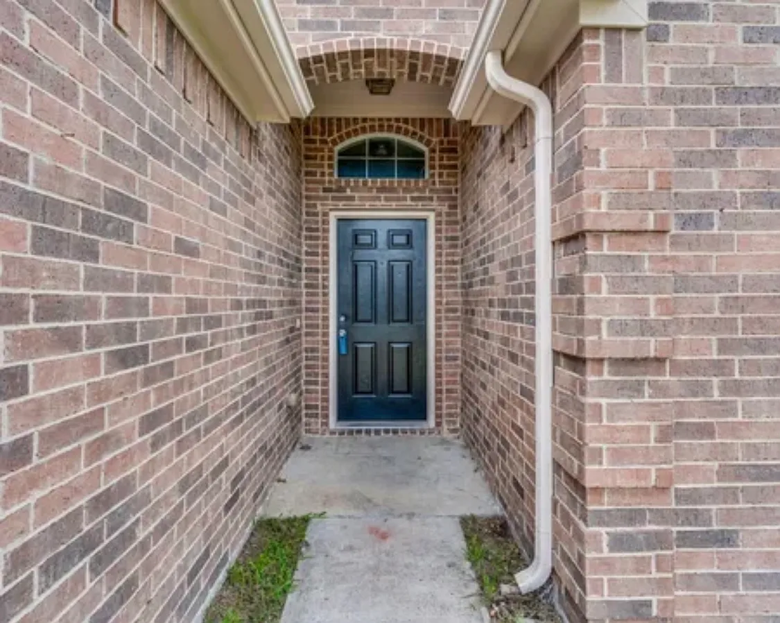 4 bed, 2243 sqft, $2,400 — Photo 1
