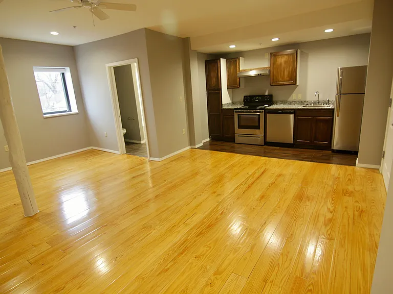 1306 E 11th St #10 — Photo 5