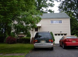 27 Ford Ct, Bergenfield, NJ 07621