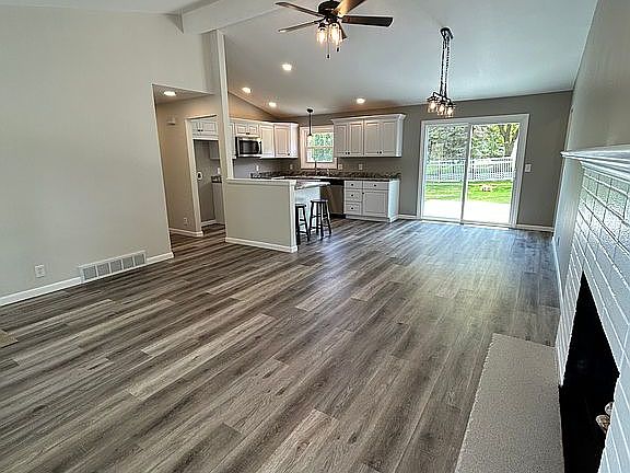 4th image of 631 Orchard Dr E