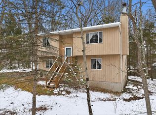 800 Wren Ct, Hawley, PA 18428