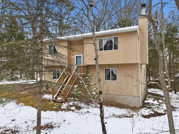 800 Wren Ct, Hawley, PA 18428