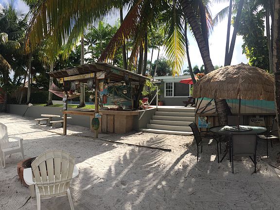 Beach Bar & Fire pit
