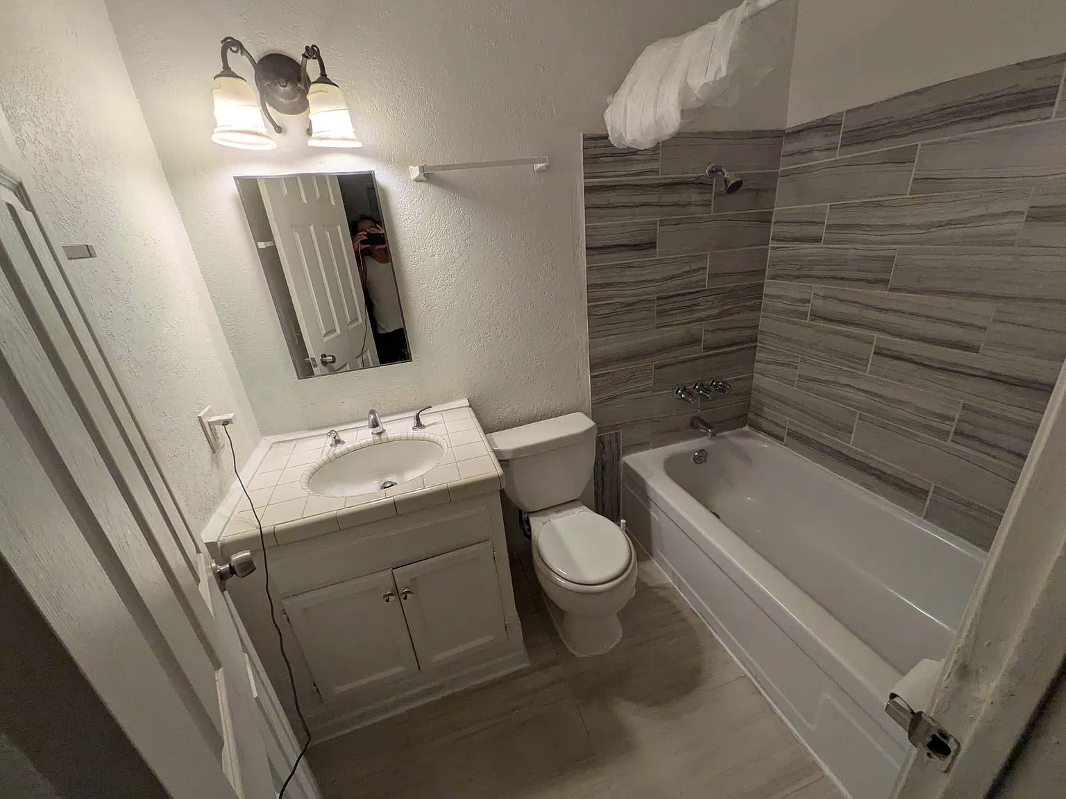 2 bed, 882 sqft, $2,000 — Photo 2