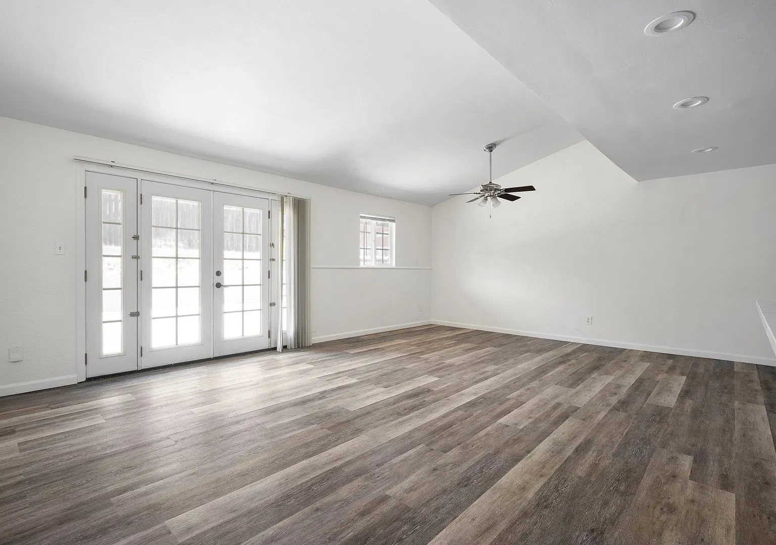Oversized kitchen and living area! — Photo 4