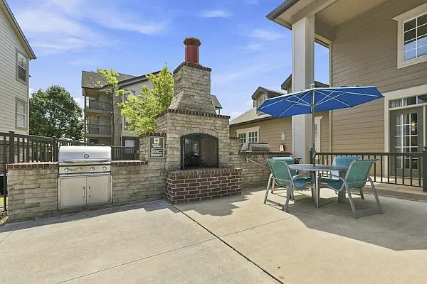 Crown Pointe Apartments — Photo 3