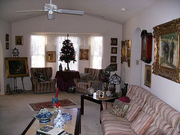 Living room w/bay window