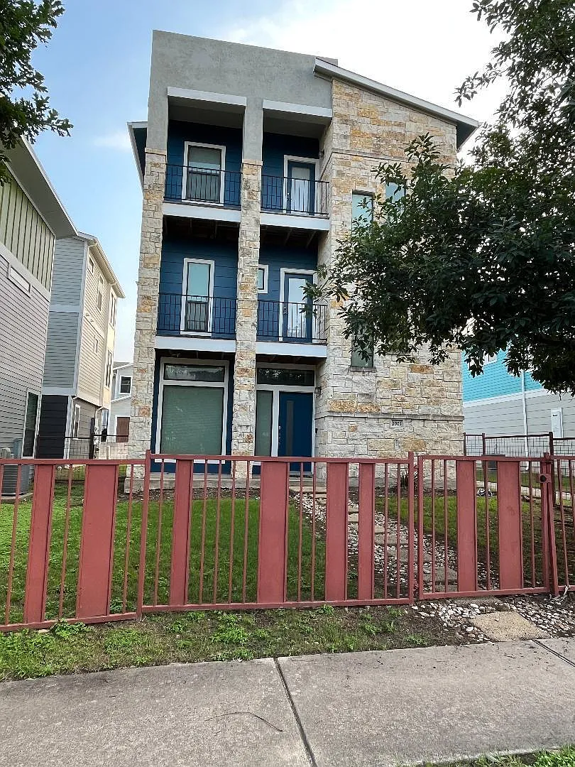 3 bed, 2077 sqft, $2,975 — Photo 1