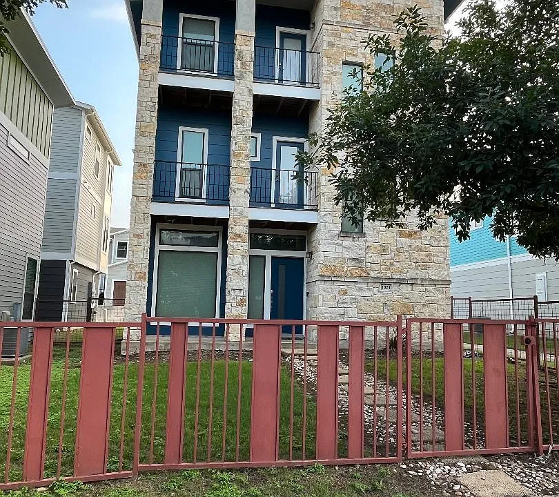 2001 Carlson Dr