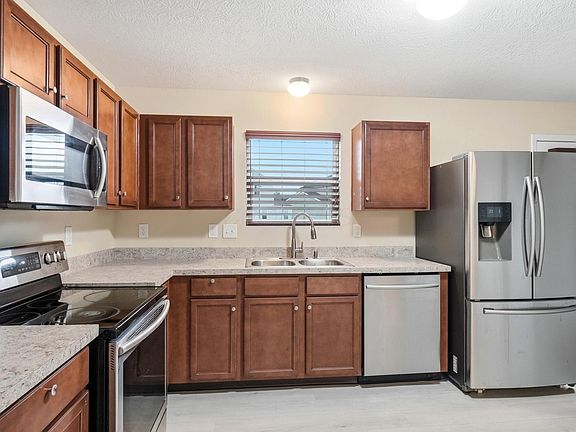 5th image of 255 Glen Crossing Dr
