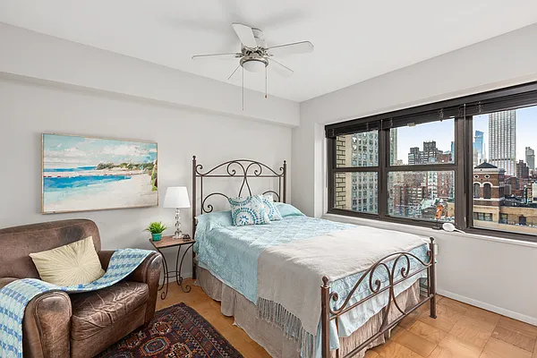 Sold by R New York | media 7