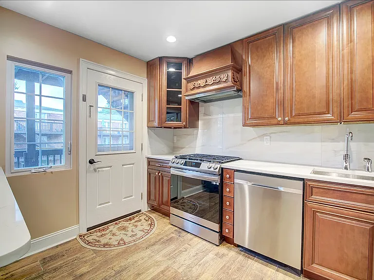 10 Stanford Dr — Photo 13