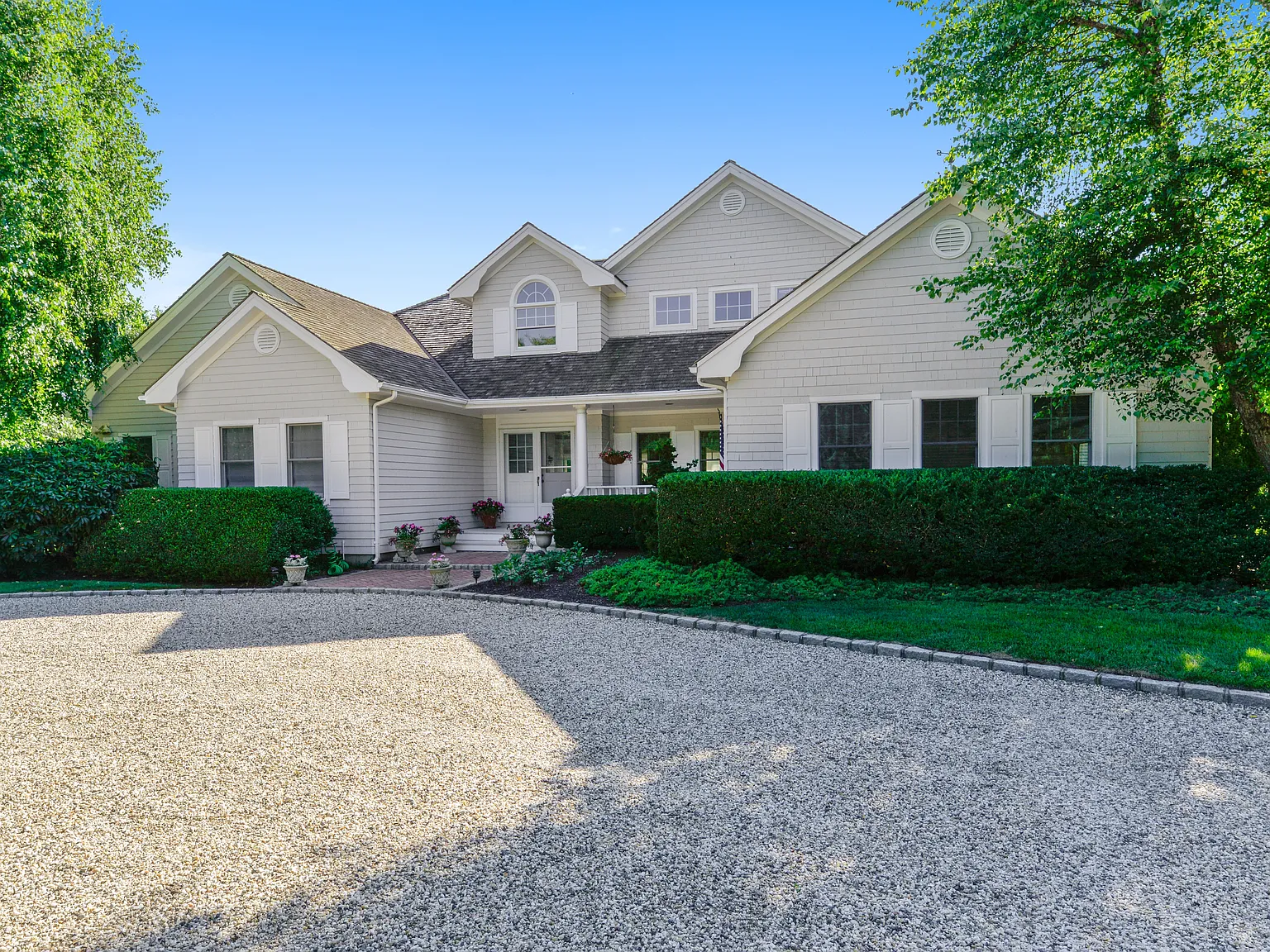 Expansive Southampton Estate with Pool and Tennis — Photo 3