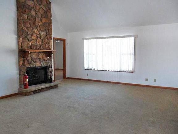 4th image of N1527 Lincoln Ave