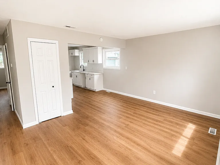 4724 Homewood Dr — Photo 3